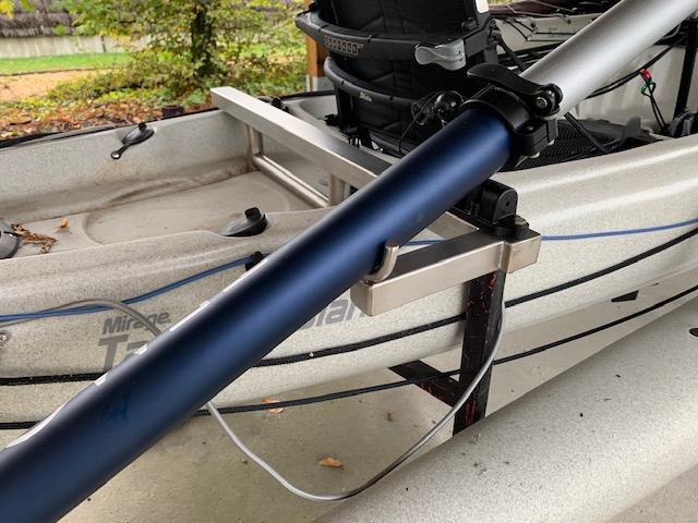 Système de fixation godille électrique à un kayak